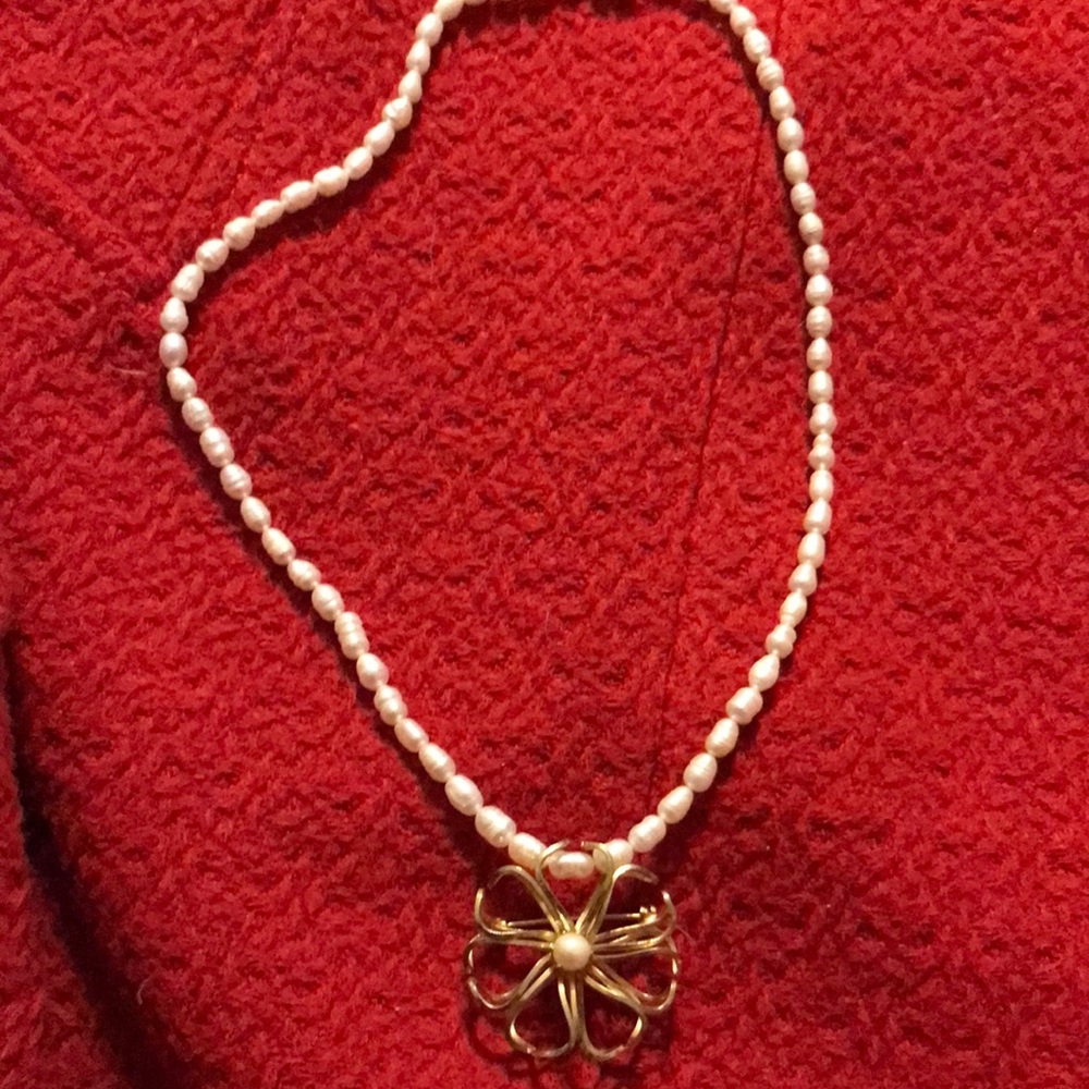 Vtg. 2 pc. of jewelry , Sea Pearl neacklace & brooch.